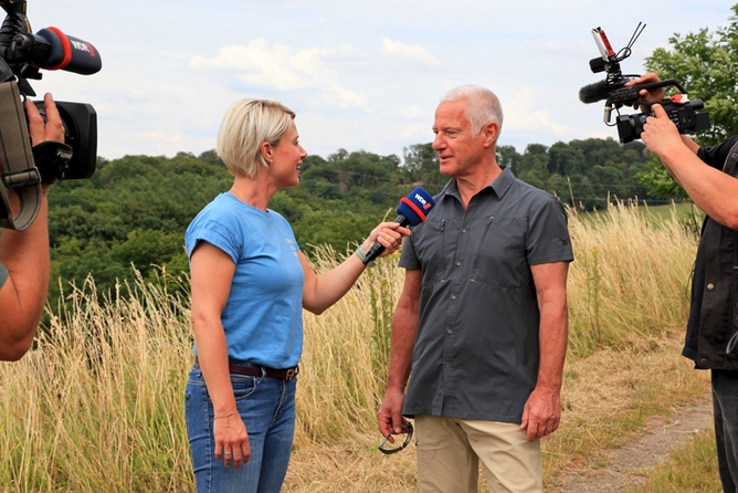 WDR-Moderatorin Gina Niemeier zu Besuch auf dem Anderl-Heckmair-Weg WDR-Moderatorin Gina Niemeier zu Besuch auf dem Anderl-Heckmair-Weg