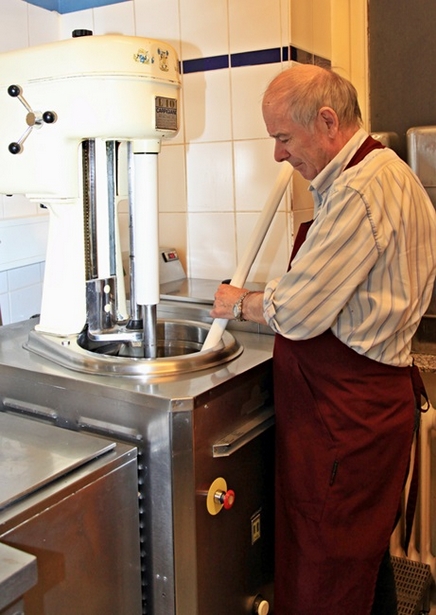 Gelatiere aus Leidenschaft: Angelo Levis bei der Arbeit.