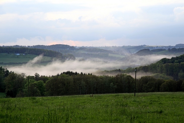 Wechselhaftes Frühlingswetter hoch über dem Deilbachtal