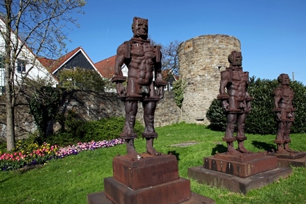 Die Eisenmänner an der Hattinger Stadtmauer Die Eisenmänner an der Hattinger Stadtmauer